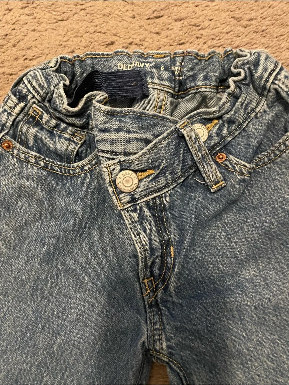 Girls size 6 Old Navy Washed Blue Wide-Leg Jeans with Star Patches Like new